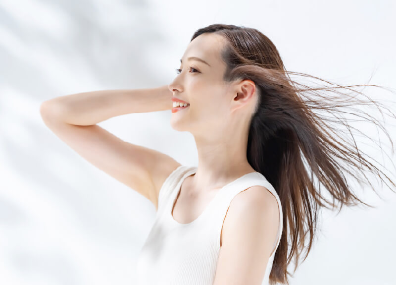 写真:髪をなびかせる女性